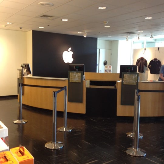 Apple Infinite Loop Electronics Store in North De Anza Boulevard