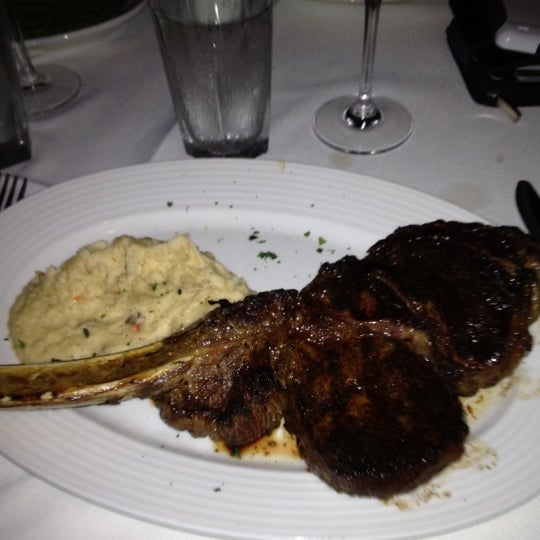 6/27/2012 tarihinde Azeem A.ziyaretçi tarafından Mickey Mantle&#39;s Steakhouse'de çekilen fotoğraf