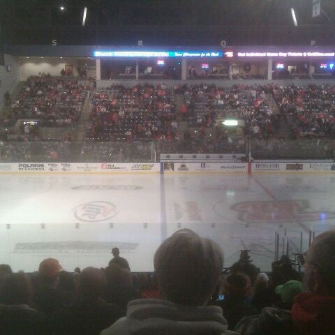 2/26/2012 tarihinde Chrissy H.ziyaretçi tarafından Ice Arena'de çekilen fotoğraf