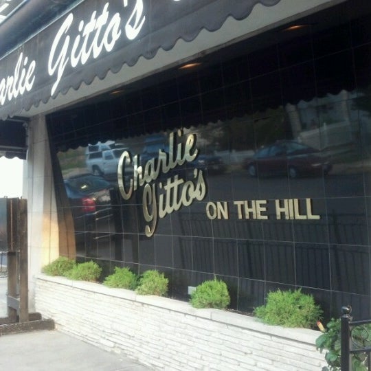 รูปภาพถ่ายที่ Charlie Gitto&#39;s on The Hill โดย David H. เมื่อ 6/17/2012