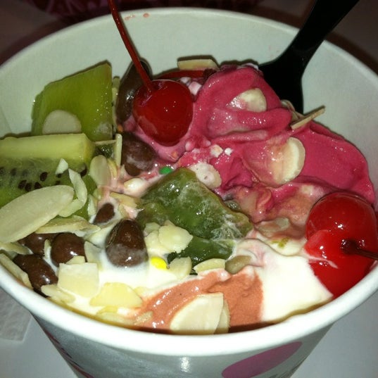 Foto diambil di Sweet CeCe&#39;s Frozen Yogurt and Treats oleh Azalia G. pada 3/10/2012