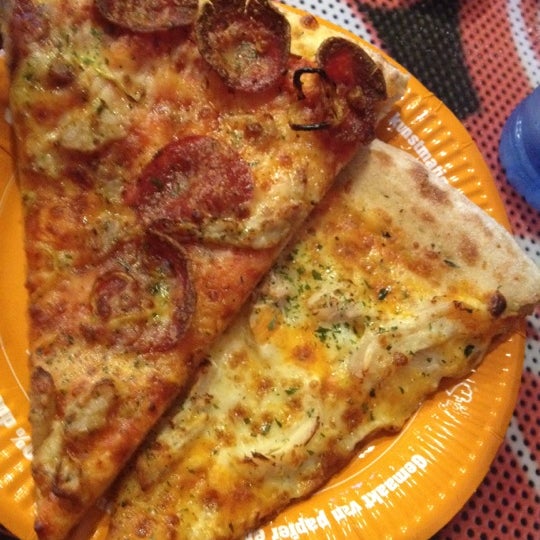 Снимок сделан в New York Pizza пользователем Aury-lee D. 7/31/2012