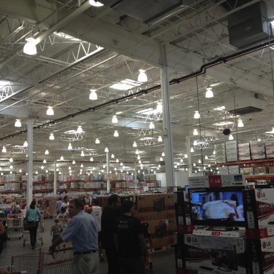 Costco Warehouse Store in Montréal