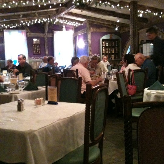 7/13/2012 tarihinde T J.ziyaretçi tarafından Edelweiss German/American Restaurant'de çekilen fotoğraf