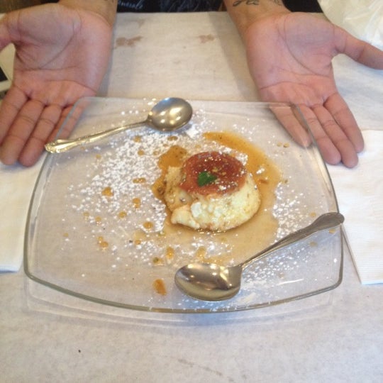 4/29/2012 tarihinde Lucy P.ziyaretçi tarafından Andies Restaurant'de çekilen fotoğraf