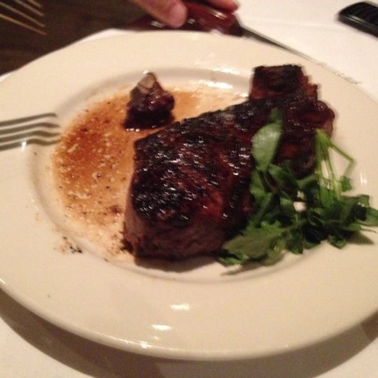 Foto tirada no(a) Bobby Van&#39;s Steakhouse por Rose M. em 6/30/2012