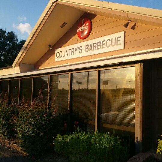รูปภาพถ่ายที่ Country&#39;s Barbecue โดย Gary M. เมื่อ 6/17/2012