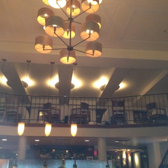 3/5/2012 tarihinde Dave L.ziyaretçi tarafından Beacon Restaurant &amp; Bar'de çekilen fotoğraf