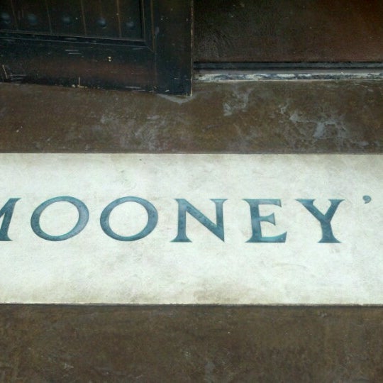 Foto tirada no(a) Mooney&#39;s Sports Bar &amp; Grill por Rachel L. em 6/27/2012