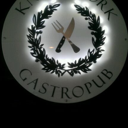 Foto diambil di Knife &amp; Fork Gastropub oleh Maricruz M. pada 5/28/2012