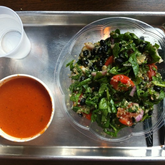 Das Foto wurde bei Heirloom Salad Company von Claire am 7/28/2012 aufgenommen