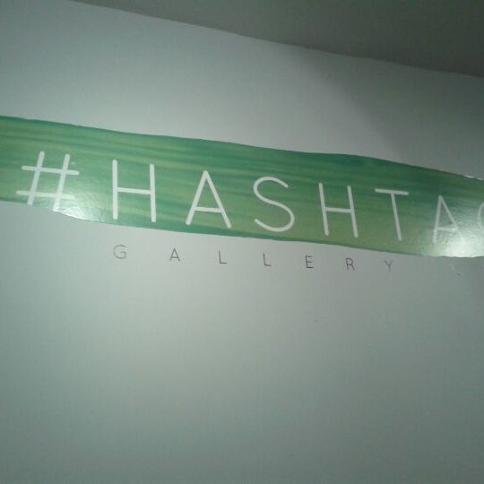 รูปภาพถ่ายที่ #Hashtag Gallery โดย Michael A. เมื่อ 4/13/2012