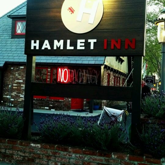 4/16/2012 tarihinde Toon S.ziyaretçi tarafından Hamlet Inn'de çekilen fotoğraf