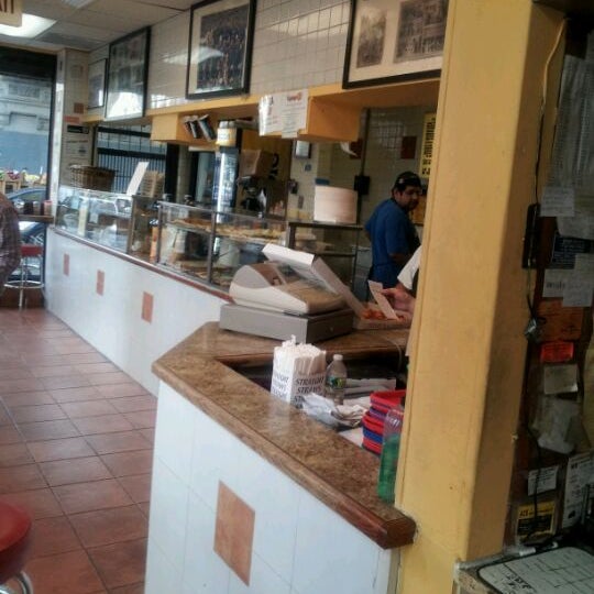 4/28/2012にJ.R. M.がMimi&#39;s Pizza Kitchenで撮った写真