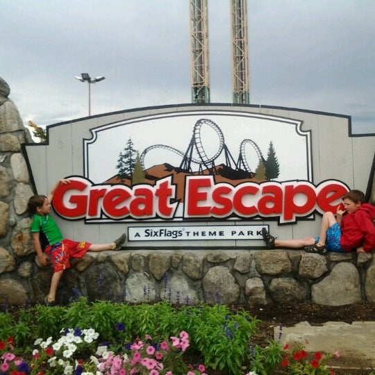 รูปภาพถ่ายที่ Six Flags Great Escape &amp; Hurricane Harbor โดย Marc-Antoine C. เมื่อ 6/25/2012