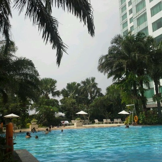 Das Foto wurde bei Poolside - Hotel Mulia Senayan, Jakarta von Donghwan K. am 6/24/2012 aufgenommen