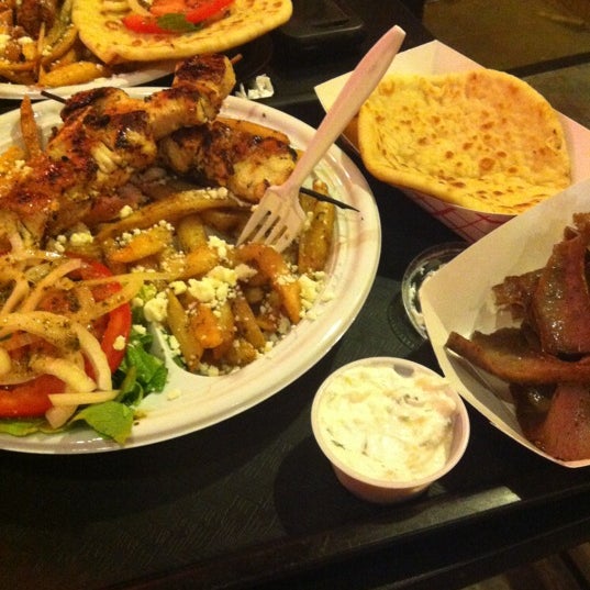 5/21/2012 tarihinde Paige P.ziyaretçi tarafından Greek Fire Grill'de çekilen fotoğraf