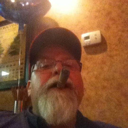 รูปภาพถ่ายที่ Tobacco Locker Cigar Bar โดย John C. เมื่อ 2/10/2012