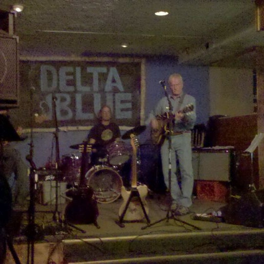 Foto tirada no(a) Delta Blue por Garrick S. em 4/19/2012