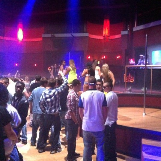 รูปภาพถ่ายที่ Lava Nightclub at Turning Stone Resort Casino โดย Nick Y. เมื่อ 6/8/2012