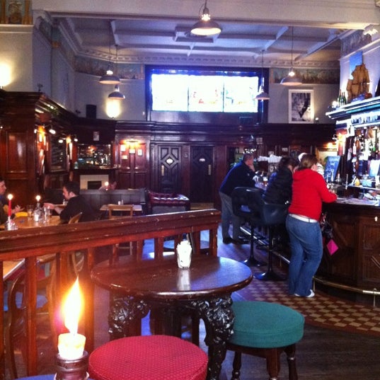 5/15/2012 tarihinde Ruth F.ziyaretçi tarafından Nobles Cafe bar &amp; Restaurant'de çekilen fotoğraf