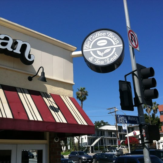 Photo taken at The Coffee Bean &amp; Tea Leaf by Steve R. on 3/22/2012