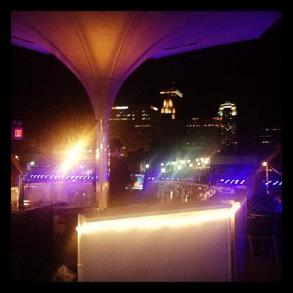 Foto scattata a District Roof Top Bar and Grille da Urban S. il 6/8/2012