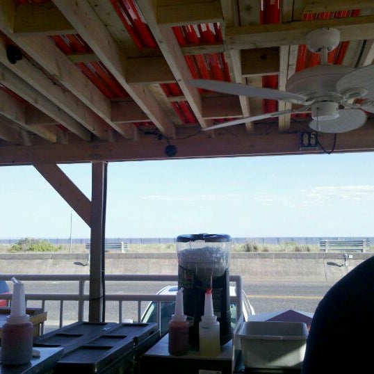 Foto diambil di Harry&#39;s Ocean Bar &amp; Grille oleh Christopher J. pada 5/11/2012
