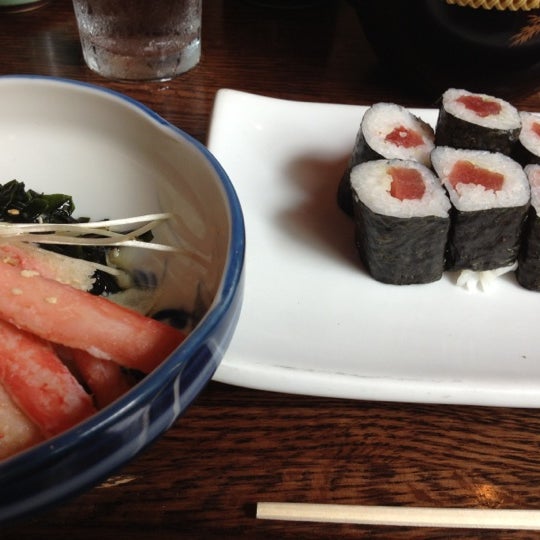 Foto scattata a Sakura Restaurant &amp; Sushi Bar da Laura A. il 7/19/2012