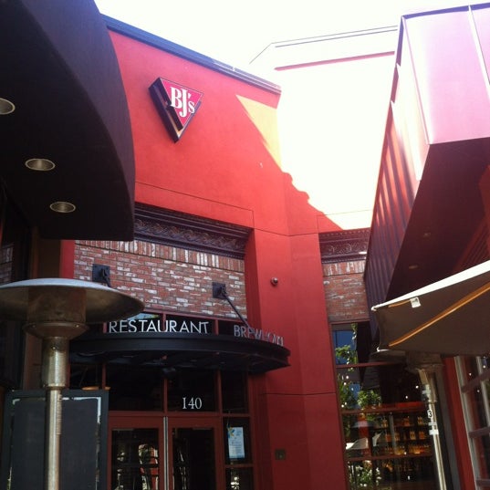 Foto tirada no(a) BJ&#39;s Restaurant &amp; Brewhouse por Adam B. em 5/4/2012