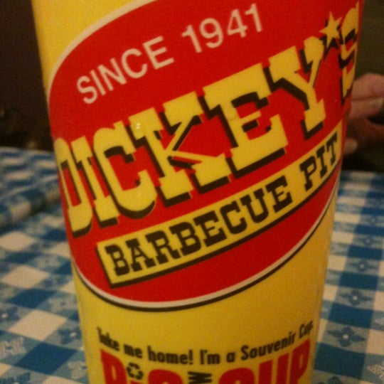 รูปภาพถ่ายที่ Dickey&#39;s Barbecue Pit โดย Wade S. เมื่อ 8/22/2012