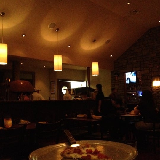 3/25/2012 tarihinde Kyongeun H.ziyaretçi tarafından Vesta Wood Fired Pizza &amp; Bar'de çekilen fotoğraf
