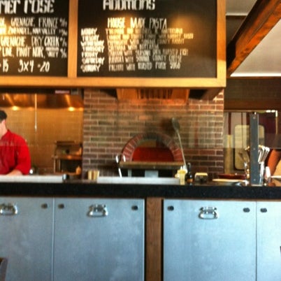 8/5/2012 tarihinde Kim N.ziyaretçi tarafından Rosso Pizzeria &amp; Mozzarella Bar'de çekilen fotoğraf