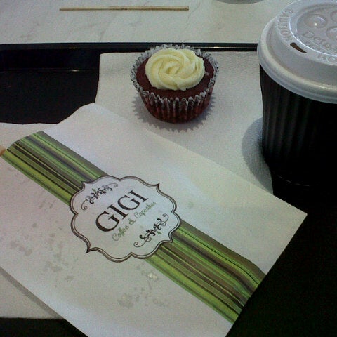 Foto diambil di GIGI Coffee &amp; Cupcakes oleh Grace H. pada 7/24/2012