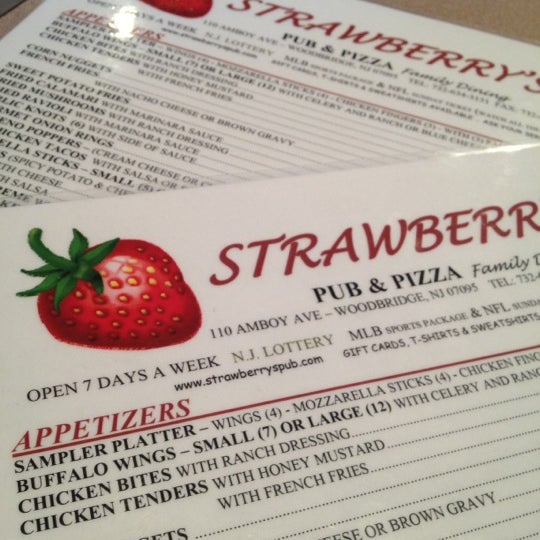 Foto diambil di Strawberry&#39;s Pub &amp; Pizza oleh Kate L. pada 6/27/2012