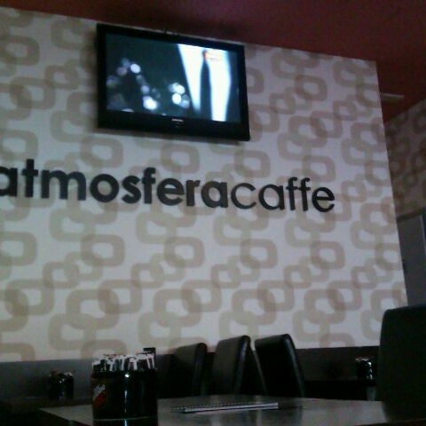 Foto diambil di Atmosfera caffe oleh Dusan F. pada 3/20/2012