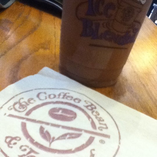 Foto tirada no(a) The Coffee Bean &amp; Tea Leaf por BeBe L. em 4/16/2012