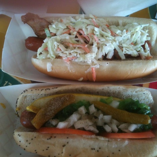 Foto scattata a Zack&#39;s Hotdogs &amp; Hot Sandwiches da Jillian N. il 8/21/2012