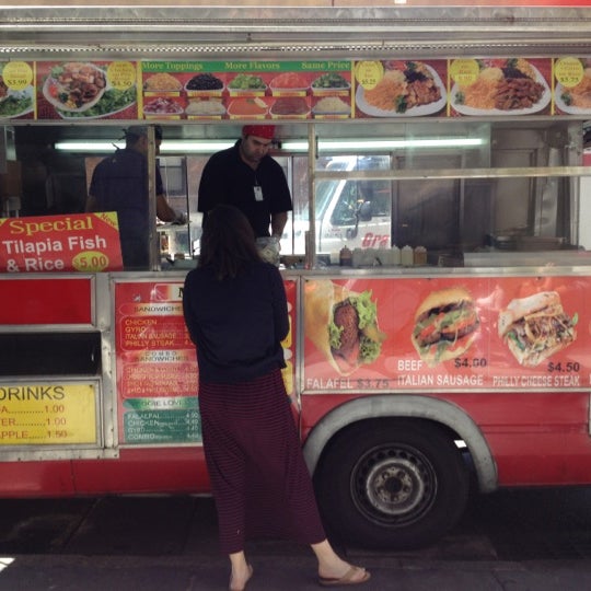 6/27/2012에 Jon S.님이 Rafiqi&#39;s Halal Food에서 찍은 사진