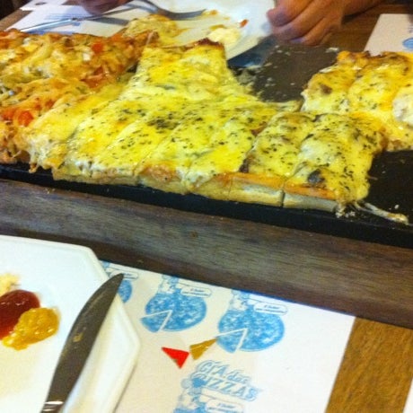 Photo taken at Cia. das Pizzas by Francisco Eduardo B. on 3/7/2012