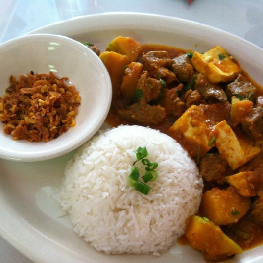 Foto diambil di YoMa Burmese Restaurant oleh Connie L. pada 5/29/2012