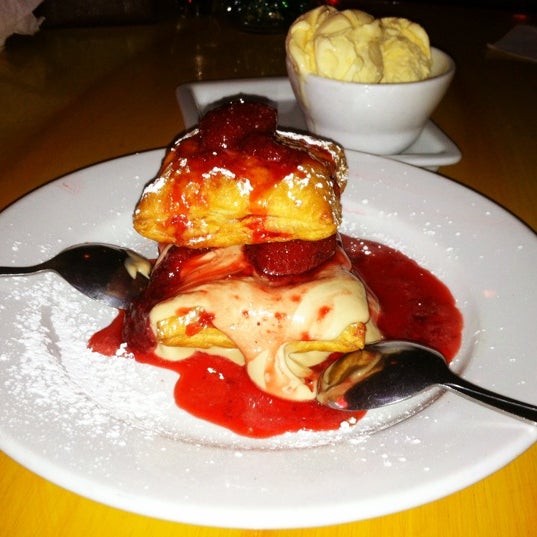 8/12/2012 tarihinde Walker H.ziyaretçi tarafından Taste Restaurant'de çekilen fotoğraf