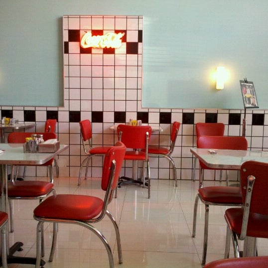 Foto tirada no(a) TRIXIE American Diner por Lola D. em 9/10/2012