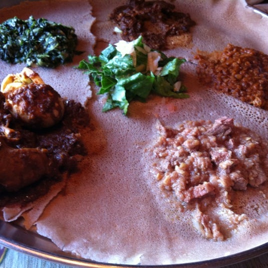 7/12/2012 tarihinde Kendra T.ziyaretçi tarafından Ethiopian Diamond Restaurant &amp; Bar'de çekilen fotoğraf