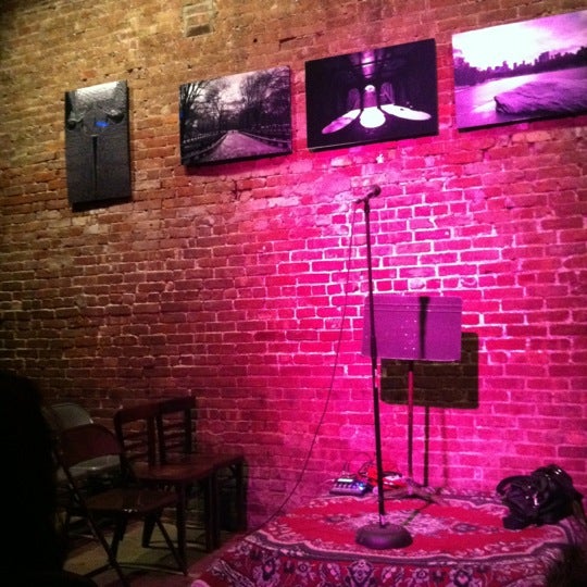 2/25/2012 tarihinde Mary S.ziyaretçi tarafından Nuyorican Poets Cafe'de çekilen fotoğraf