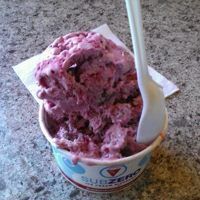 5/16/2012 tarihinde Mackenzie H.ziyaretçi tarafından Sub Zero Ice Cream &amp; Yogurt'de çekilen fotoğraf