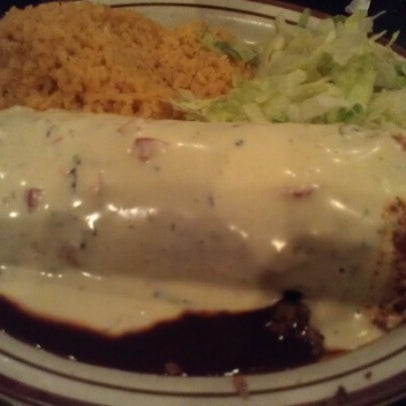Foto diambil di Manny&#39;s Mexican Restaurant oleh Phil W. pada 7/4/2012