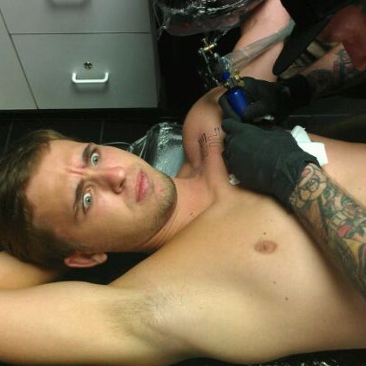 Снимок сделан в Bodytech Tattooing and Piercing пользователем Drew D. 5/24/2012