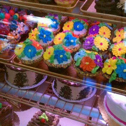 Das Foto wurde bei Dortoni Bakery von Jasmine T. am 5/18/2012 aufgenommen