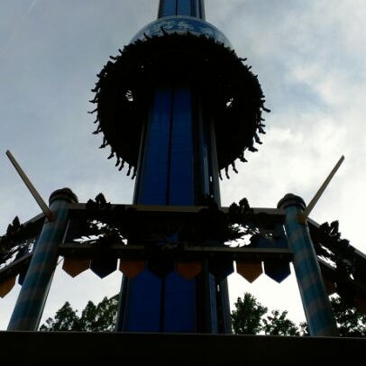 5/18/2012 tarihinde CoasterFusionziyaretçi tarafından Mäch Tower - Busch Gardens'de çekilen fotoğraf